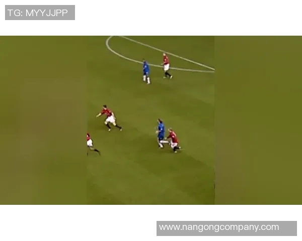 罗德里戈禁区内巧妙漏球晃倒后卫右脚弧线球精彩破门